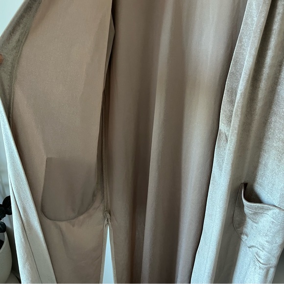 REVOLVE | Young fabulous & broke cream velvet duster small - Picture 6 of 9